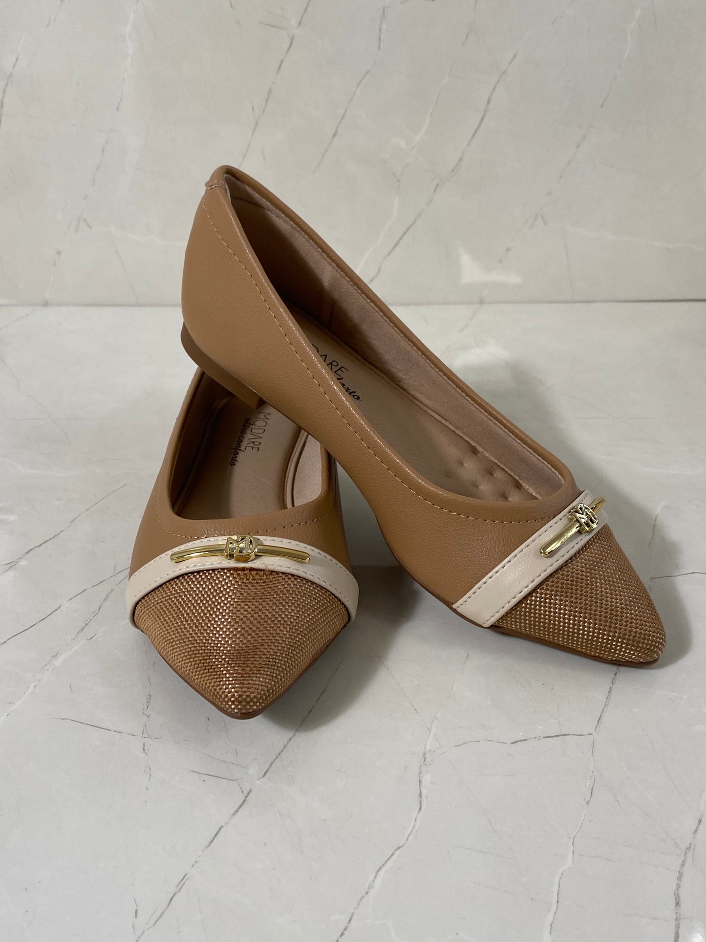 Modare Flats Bicolor Camel Detalle Dorado