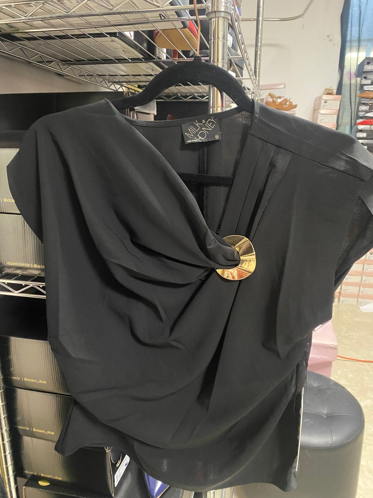 Blusa Milk and Honey Black detallle dorado
