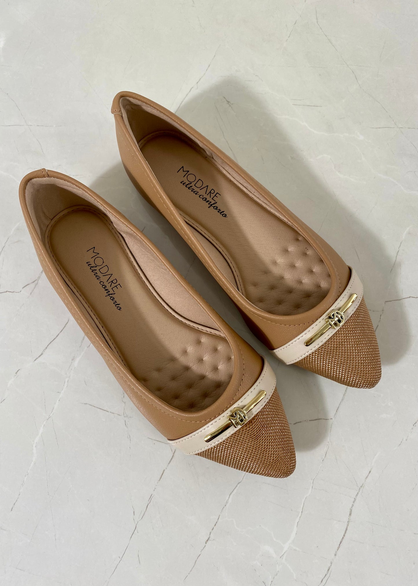 Modare Flats Bicolor Camel Detalle Dorado